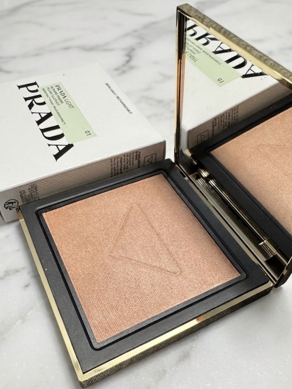 Prada Light Glowing Highlighter Powder 01